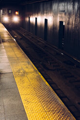 U-Bahn-Zug mit Scheinwerfern bei der Ankunft am U-Bahn-Bahnsteig, Times Square, New York, USA - ISF02034