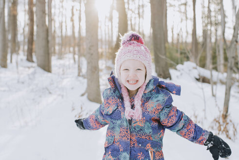 Mädchen spielt im Schnee, Peterborough, Ontario - ISF02049