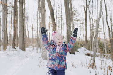 Mädchen spielt im Schnee, Peterborough, Ontario - ISF02050