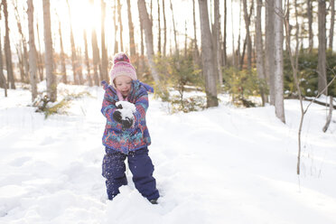 Mädchen spielt mit Schnee, Peterborough, Ontario - ISF02051