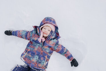 Mädchen liegend im Schnee - ISF02052