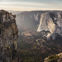 Blick von oben auf das Tal unterhalb der Felsformationen, Yosemite National Park, Kalifornien, USA - CUF07980