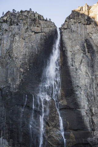 Hoch aufragender Wasserfall in einer Felswand, Yosemite-Nationalpark, Kalifornien, USA, lizenzfreies Stockfoto