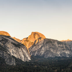 Blick von oben auf den Wald im Tal und die Berge bei Sonnenuntergang, Yosemite National Park, Kalifornien, USA - CUF07995