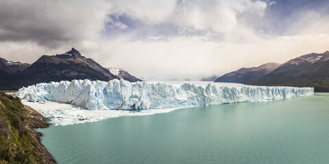 Panoramablick auf den Argentinischen See, den Perito-Moreno-Gletscher und die Berge im Nationalpark Los Glaciares, Patagonien, Chile, lizenzfreies Stockfoto