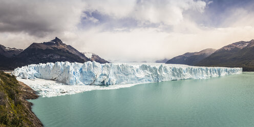 Panoramablick auf den Argentinischen See, den Perito-Moreno-Gletscher und die Berge im Nationalpark Los Glaciares, Patagonien, Chile - CUF08012