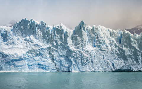 Gewitterwolke über dem Perito-Moreno-Gletscher im Los-Glaciares-Nationalpark, Patagonien, Chile, lizenzfreies Stockfoto