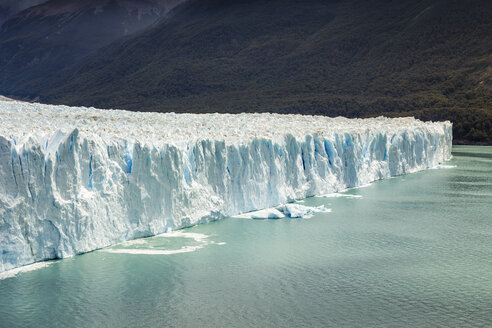 Blick auf den Lago Argentino und den Perito-Moreno-Gletscher im Los-Glaciares-Nationalpark, Patagonien, Chile - CUF08015