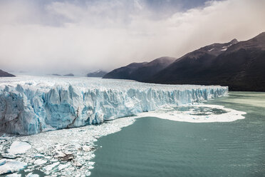 Blick auf den Lago Argentino und den Perito-Moreno-Gletscher und die Berge im Nationalpark Los Glaciares, Patagonien, Chile - CUF08016