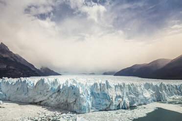 Blick auf den Perito-Moreno-Gletscher und die Berge im Los-Glaciares-Nationalpark, Patagonien, Chile - CUF08017