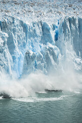 Eis vom Perito-Moreno-Gletscher, das in den Lago Argentino fällt, Nationalpark Los Glaciares, Patagonien, Chile - CUF08018