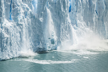 Eis vom Perito-Moreno-Gletscher, das in den Lago Argentino fällt, Nationalpark Los Glaciares, Patagonien, Chile - CUF08021