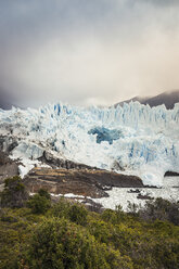 Blick auf den Perito-Moreno-Gletscher und Gewitterwolken über den Bergen, Los Glaciares-Nationalpark, Patagonien, Chile - CUF08023