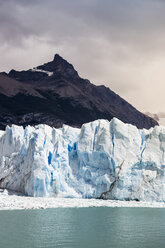 Blick auf den Berg, den Argentinischen See und den Perito-Moreno-Gletscher im Nationalpark Los Glaciares, Patagonien, Chile - CUF08031