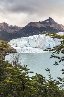 Blick auf den Argentinischen See, den Perito-Moreno-Gletscher und den Berg im Nationalpark Los Glaciares, Patagonien, Chile - CUF08032
