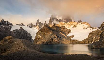 Gewitterwolke über der Bergkette Fitz Roy und der Laguna de los Tres im Nationalpark Los Glaciares, Patagonien, Argentinien - CUF08035