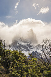 Niedrige Wolken über der sonnenbeschienenen Bergkette Fitz Roy im Nationalpark Los Glaciares, Patagonien, Argentinien - CUF08036