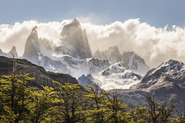 Niedrige Wolken über der sonnenbeschienenen Bergkette Fitz Roy im Nationalpark Los Glaciares, Patagonien, Argentinien - CUF08037