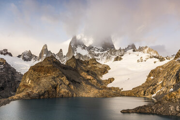 Niedrige Wolken über dem Fitz Roy-Gebirge und der Laguna de los Tres im Nationalpark Los Glaciares, Patagonien, Argentinien - CUF08039