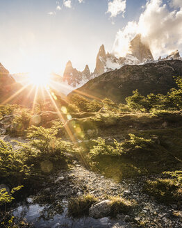 Sonnenbeschienene Landschaft und die Bergkette Fitz Roy im Nationalpark Los Glaciares, Patagonien, Argentinien - CUF08040