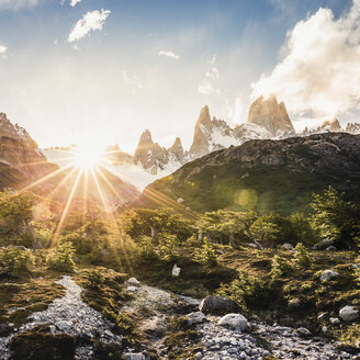 Sonnenbeschienenes Tal und Fitz Roy-Gebirge im Los Glaciares-Nationalpark, Patagonien, Argentinien - CUF08043