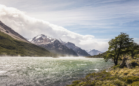 Nebliger Fluss in einem Bergtal im Nationalpark Los Glaciares, Patagonien, Argentinien, lizenzfreies Stockfoto