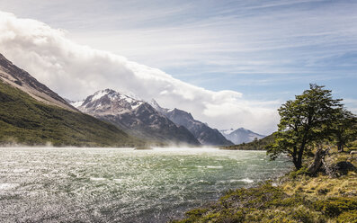 Nebliger Fluss in einem Bergtal im Nationalpark Los Glaciares, Patagonien, Argentinien - CUF08048