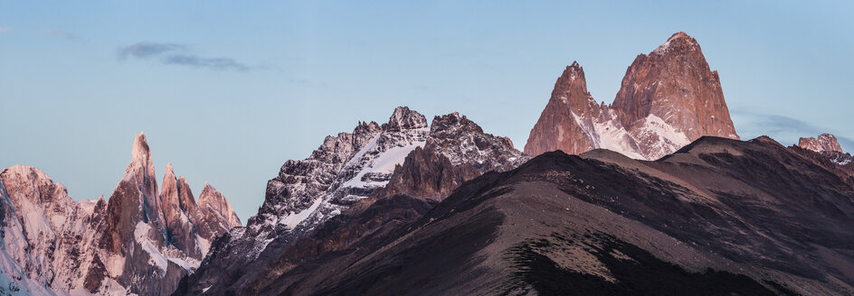 Sonnenuntergangspanorama der Bergketten Cerro Torre und Fitz Roy Los Glaciares National Park, Patagonien, Argentinien - CUF08056