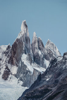 Blauer Himmel über den Bergketten Cerro Torre und Fitz Roy, Nationalpark Los Glaciares, Patagonien, Argentinien - CUF08057