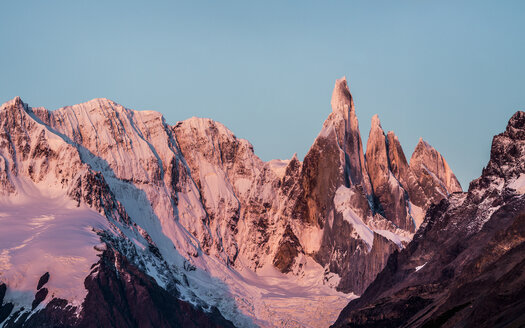 Rosa Sonnenuntergang Blick auf Cerro Torre und Fitz Roy Bergketten Los Glaciares National Park, Patagonien, Argentinien - CUF08058