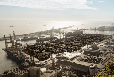 Erhöhte Ansicht von Hafenschiffen und Kränen, Barcelona, Spanien - CUF08065