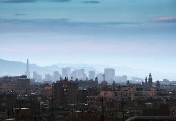 Erhöhtes Stadtbild und dunstige Skyline in der Abenddämmerung, Barcelona, Spanien - CUF08072