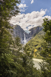 Blick auf einen Wasserfall, der aus einem Gletscher am Rande einer Felswand fließt, Queulat-Nationalpark, Chile - CUF08086