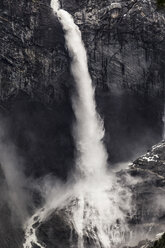 Wasserfall, der über eine Felswand fließt und plätschert, Queulat National Park, Chile - CUF08087