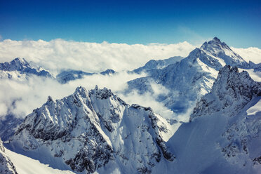 Wolken auf schneebedeckten Bergspitzen, Engelberg Titlis, Schweizer Alpen, Schweiz - CUF08106