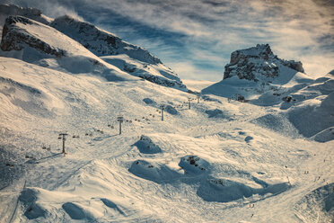 Ski lift on snow covered mountain, Engelberg Titlis, Swiss Alps, Switzerland - CUF08107
