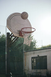 Basketball und Basketballnetz - CUF08124