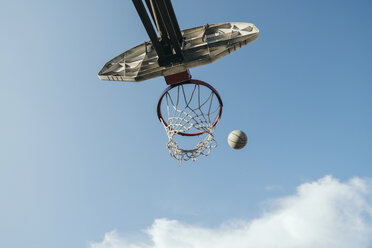 Blick von unten auf Basketballkorb und Basketball - CUF08125