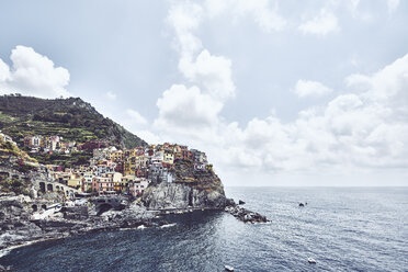 Elevated view of coastal clifftop town, Manarola, Liguria, Italy - CUF08127