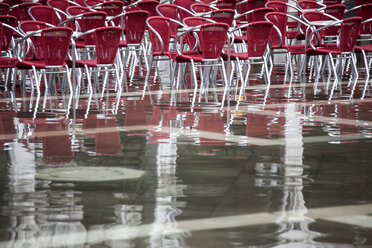Cafe-Stühle auf dem überfluteten Markusplatz, Venedig, Italien - CUF08130