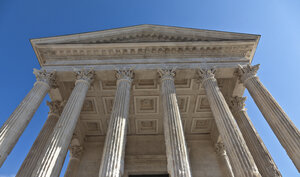 Tiefblick auf die Fassade des Maison Carree, Nimes, Languedoc-Roussillon, Frankreich - CUF08132