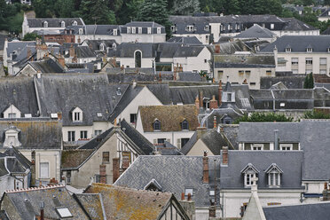 Erhöhte Ansicht der traditionellen Stadthäuser und Dächer, Amboise, Loiretal, Frankreich - CUF08150