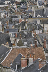 Erhöhte Ansicht der traditionellen Stadthäuser und Dächer, Amboise, Loiretal, Frankreich - CUF08151