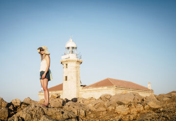 Frau am Leuchtturm von Punta Nati, Ciutadella, Menorca, Spanien - CUF08220