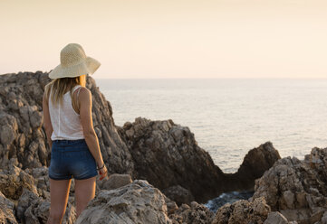 Rückansicht einer Frau mit Blick aufs Meer, Ciutadella, Menorca, Spanien - CUF08221