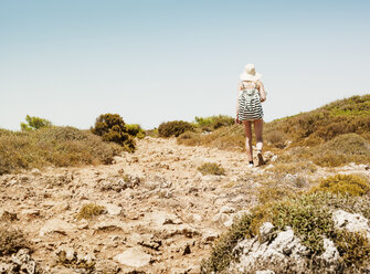 Rückansicht einer Frau mit Strandtasche, Menorca, Spanien - CUF08228