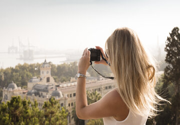 Frau mit Kamera beim Sightseeing, Malaga, Spanien - CUF08234