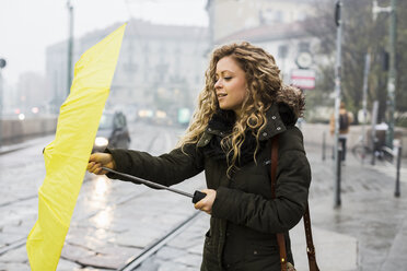 Frau mit Regenschirm, Mailand, Italien - CUF08241