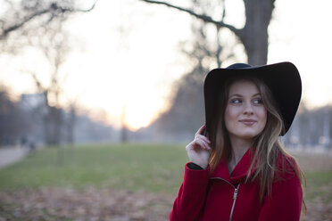 Junge Frau mit Schlapphut im Park, London, UK - CUF08248