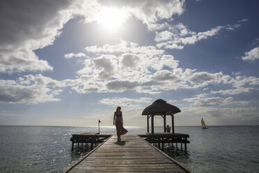 Frau spaziert entlang des Piers, Flic-en-Flac, Mauritius - CUF08255